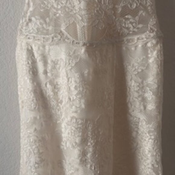 Stunning lace Pronovias Wedding or rehearsal dress! - Picture 3 of 9